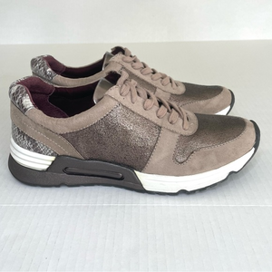 BCBG metallic‎ suede leather alligator print beige tan sneakers Women’s size 6